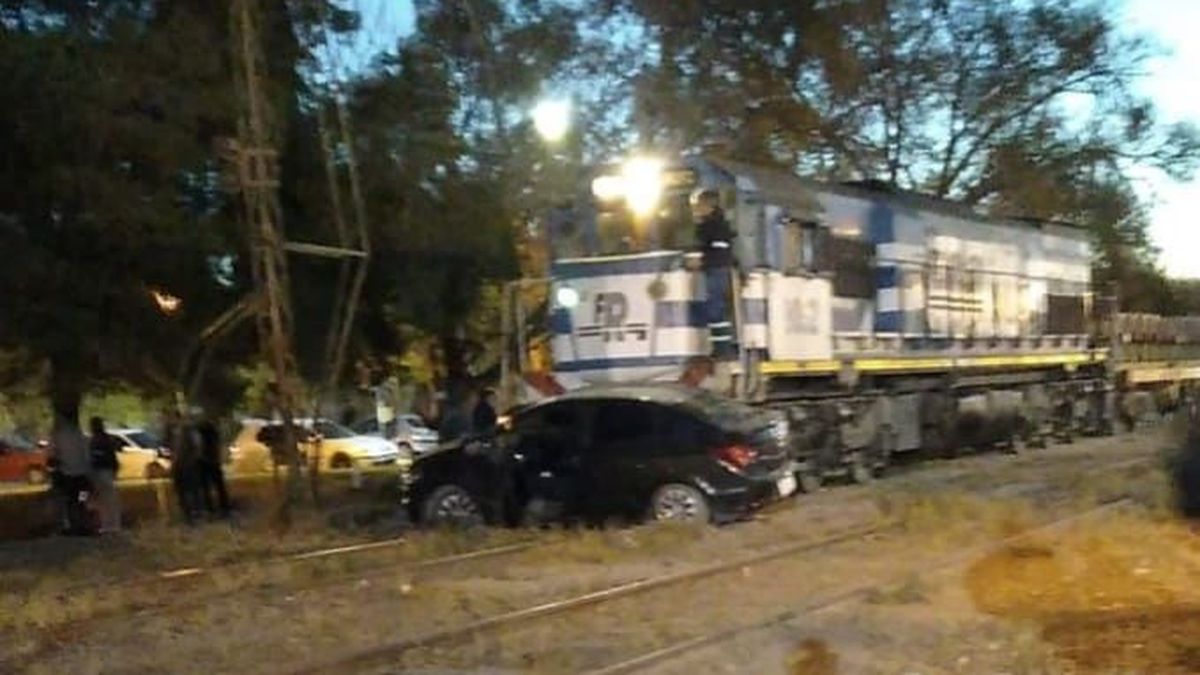 un tren chocó un auto y un joven se salvó de milagro thumbnail