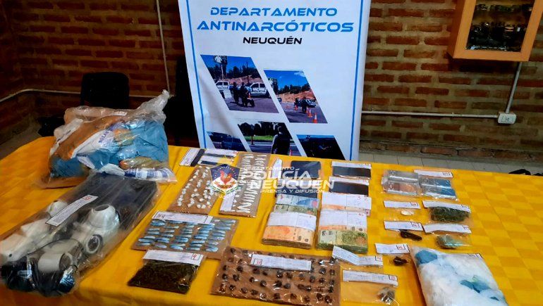 Desbarataron kiosco narco en Valentina Sur: 4 detenidos, droga y 400 mil pesos