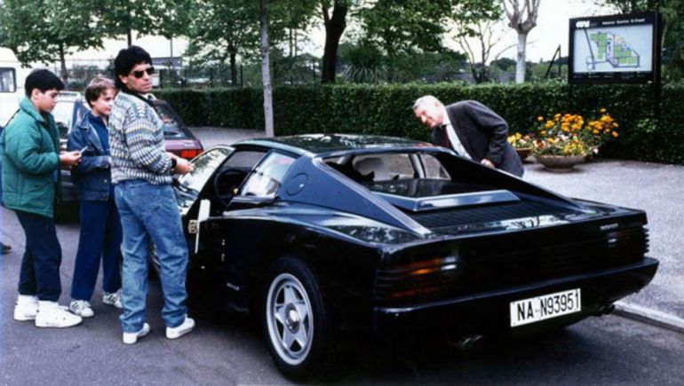 Diego Maradona con la icónica Ferrari Testarossa en Nápoles.  Diego Maradona con la icónica Ferrari Testarossa en Nápoles.