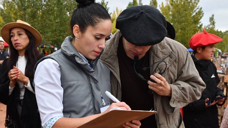 Las organizadoras y la planilla de control en la competencia que tendrá premios y destrezas criollas.