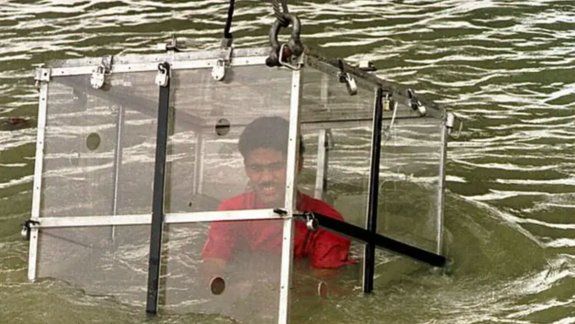 Se sumergió para hacer un truco de escapismo y desapareció en el río