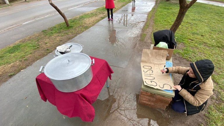 Joven solidaria realizó un guiso para sus vecinos de Centenario