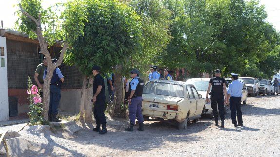 Se atrincheró en su casa y mantuvo cautiva a su pareja
