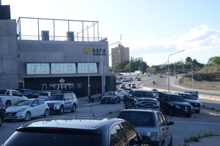 Neuquén: caos vehicular y multas por mal estacionamiento en el nuevo mega gimnasio