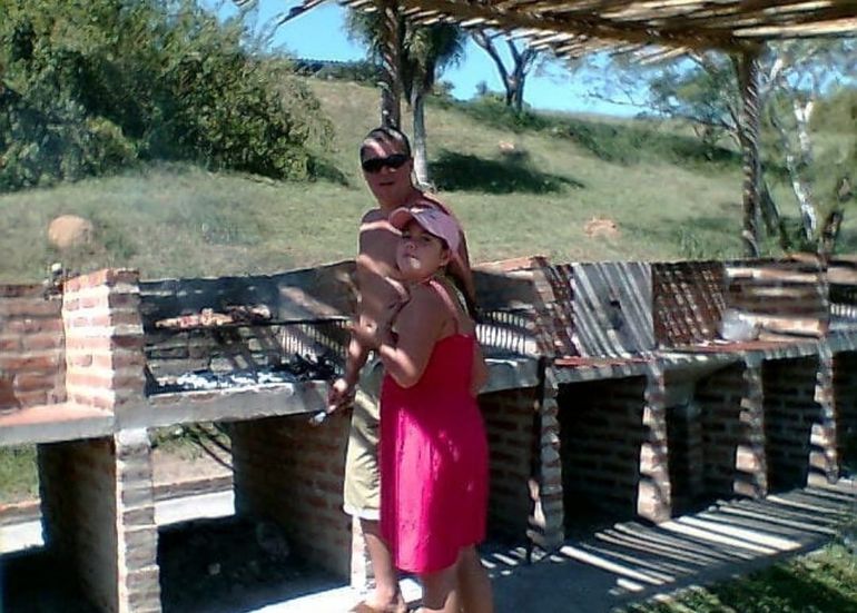 Desde chica, Camila estuvo aprendiendo de su padre la técnica del asado. Desde chica, Camila estuvo aprendiendo de su padre la técnica del asado.