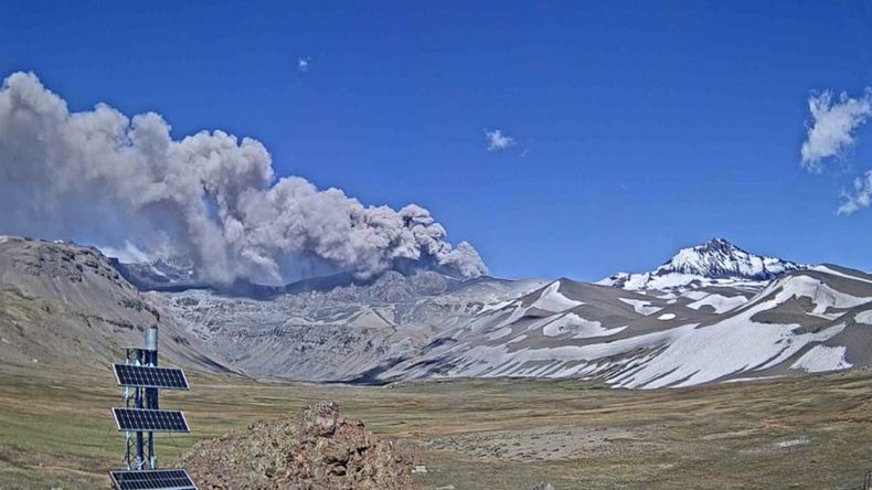 Las imágenes captadas por los sistemas instalados en la zona permitieron seguir minuto a minuto la evolución del fenómeno. | LM Neuquen Las imágenes captadas por los sistemas instalados en la zona permitieron seguir minuto a minuto la evolución del fenómeno.