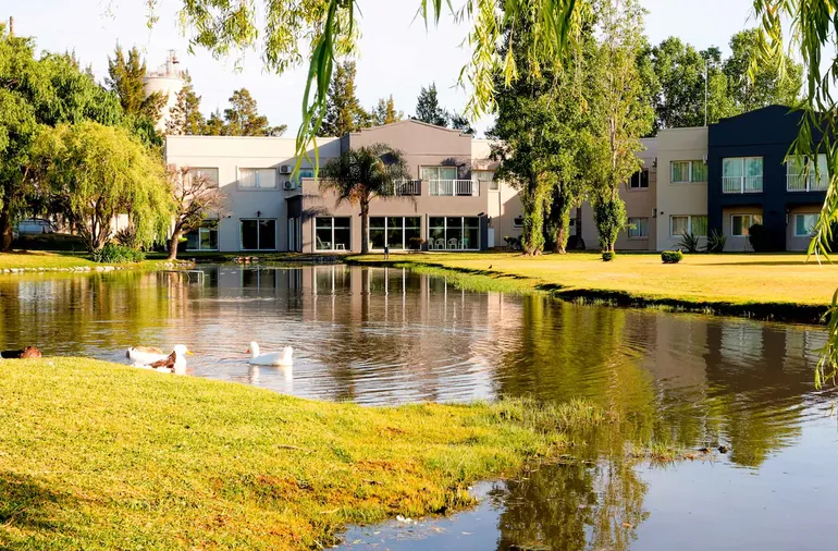 La calma de la laguna en el hotel Wyndham Garden Campana La calma de la laguna en el hotel Wyndham Garden Campana