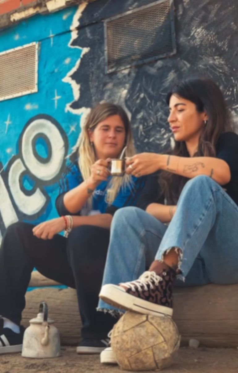 El tour organizado por Claudia Villafañe recorrerá los puntos turísticos en los que estuvo Maradona, entre ellos Roma, Milán y Nápoles. Gianinna y Dalma Maradona formarán parte del viaje. 