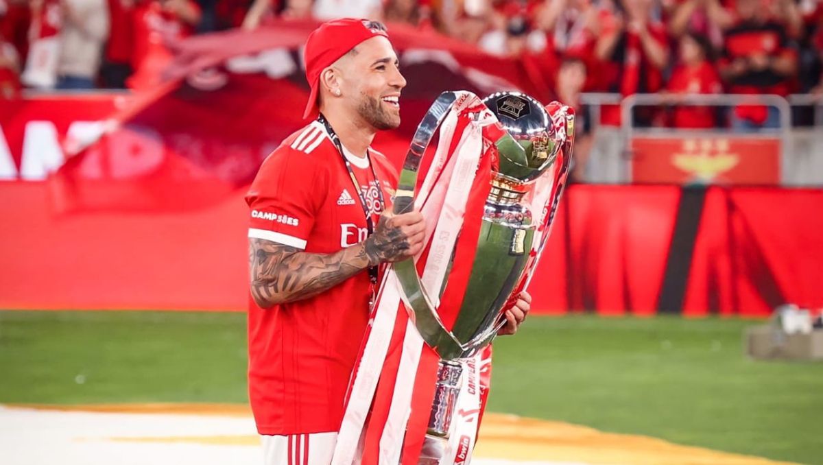 Nicolás Otamendi salió campeón en Portugal.