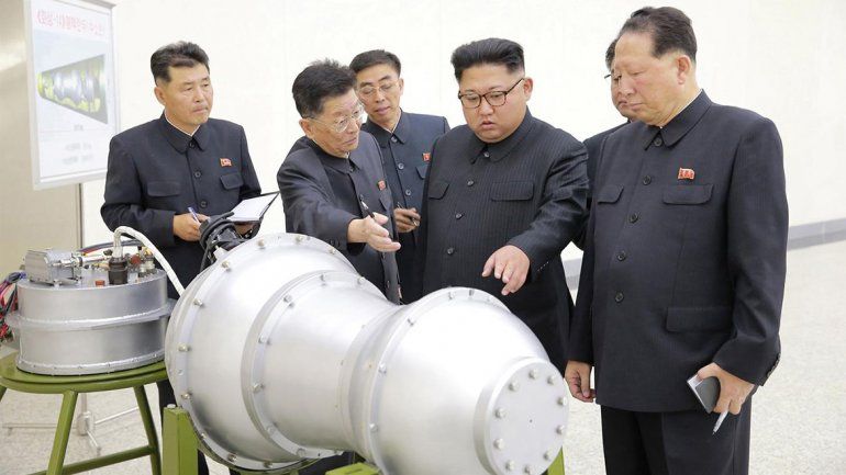 Kim junto a una bomba de hidrógeno.