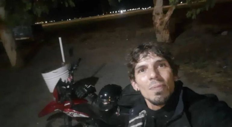 El motociclista agradeció el gesto del camionero.