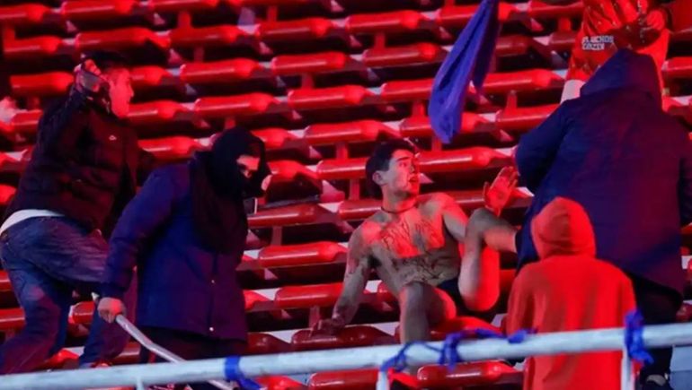Las fuertes imágenes de la violenta batalla entre hinchas de Independiente y la Universidad de Chile