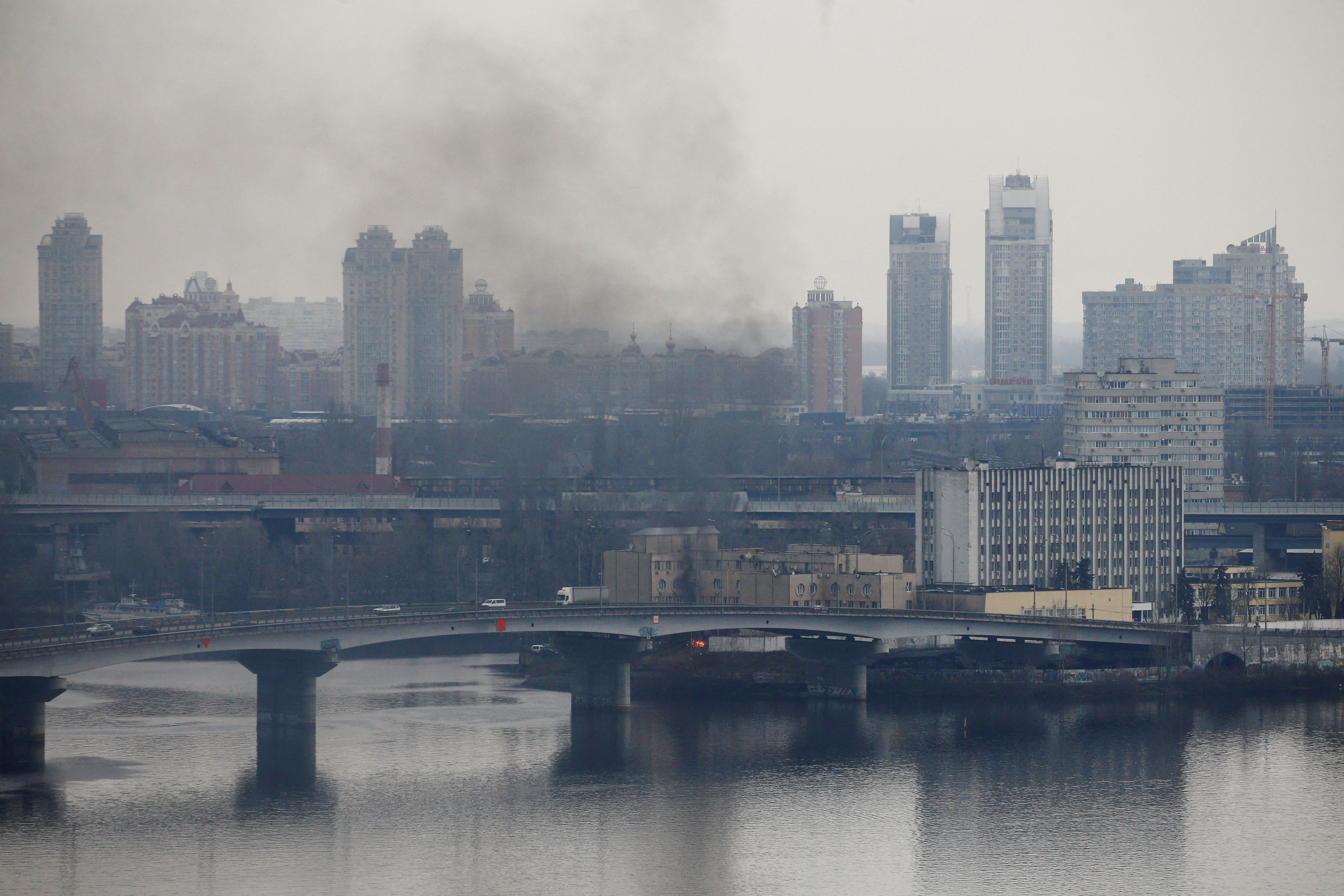 El humo se eleva desde el área del Ministerio de Defensa de Ucrania, después de que el presidente ruso Vladimir Putin autorizara una operación militar en el este de Ucrania, en Kiev, Ucrania, 24 de