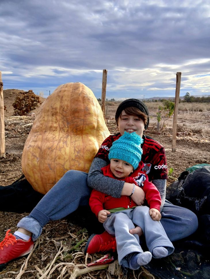 Las sonrisas de los Jara son tan gigantes como los zapallos. Foto: gentileza. Las sonrisas de los Jara son tan gigantes como los zapallos. Foto: gentileza.