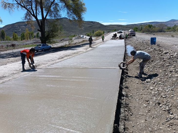 Vinculación de Pavimento: La unión final del hormigón con la RN 40, un hito crucial en la fase de terminación. Foto: Vialidad Nacional Vinculación de Pavimento: La unión final del hormigón con la RN 40, un hito crucial en la fase de terminación. Foto: Vialidad Nacional