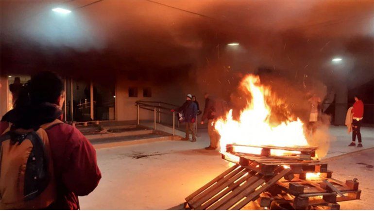 Chubut: Graves incidentes en la Legislatura tras muerte de dos maestras