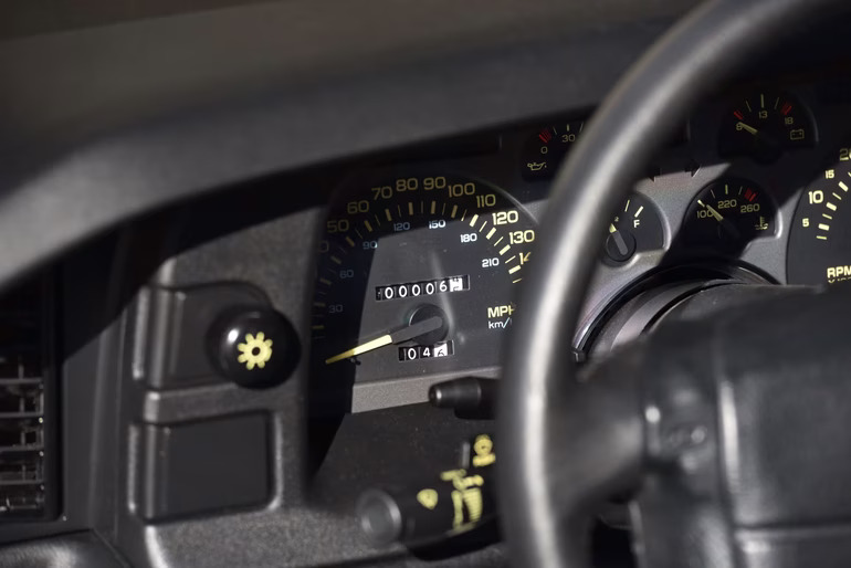 Ni 6 millas y media: el odómetro del Chevrolet Camaro de 1990 hallado en un sótano acusa apenas 10 kilómetros rodados. Foto: Mecum Auctions Ni 6 millas y media: el odómetro del Chevrolet Camaro de 1990 hallado en un sótano acusa apenas 10 kilómetros rodados. Foto: Mecum Auctions