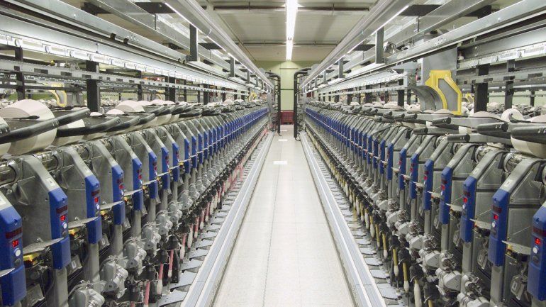 Taller robotizado de una textil japonesa. Produce más optimizando los costos.