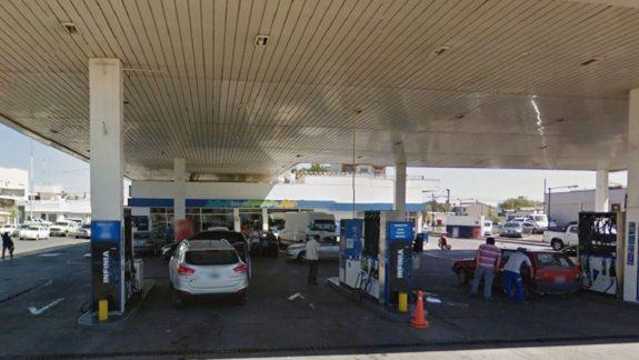 El incidente ocurrió en la estación de servicio de Perticone y Bahía Blanca.