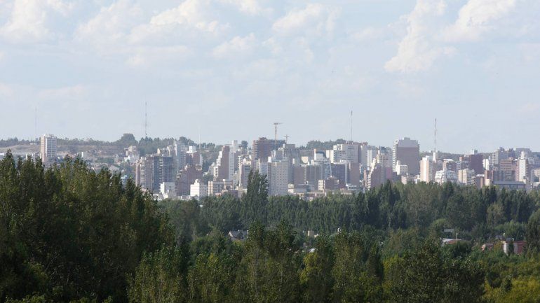 Las imágenes que se ven de Neuquén capital desde la margen sur de Río Negro impactan. Un lugar desconocido para muchos