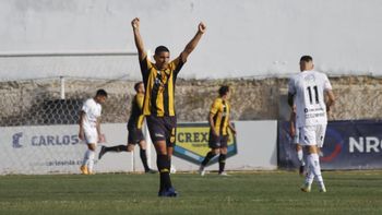 El festejo del tercer gol de Santamarina en La Visera ante Cipo. El festejo del tercer gol de Santamarina en La Visera ante Cipo.