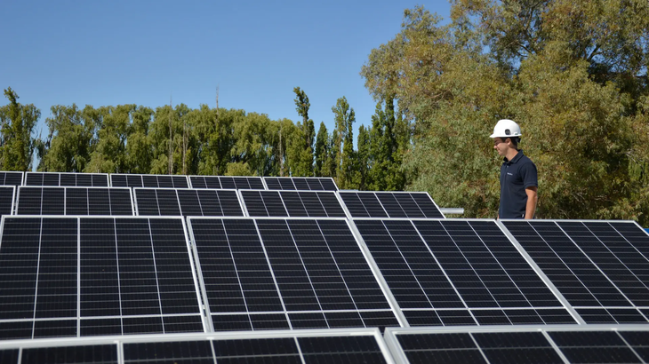 Instalación de paneles solares en empresa: oportunidad concreta que gestionan los egresados capacitados. Foto: prensa gobierno de Río Negro.