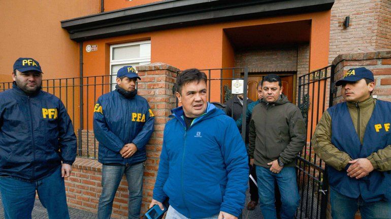 Guillermo Marijuán saliendo ayer de la casa de un hijo de Báez.