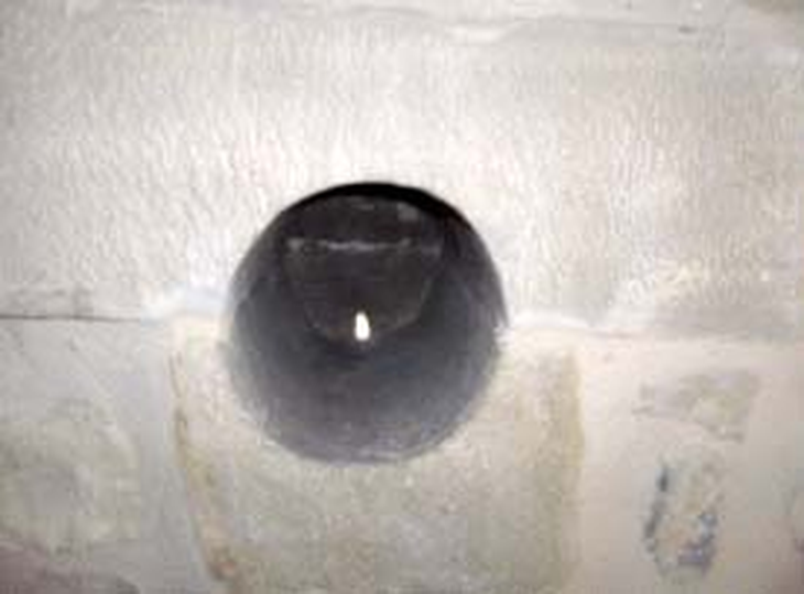 Los huecos son m&aacute;s grandes en el interior de la casa, desde donde se acced&iacute;a al panal.