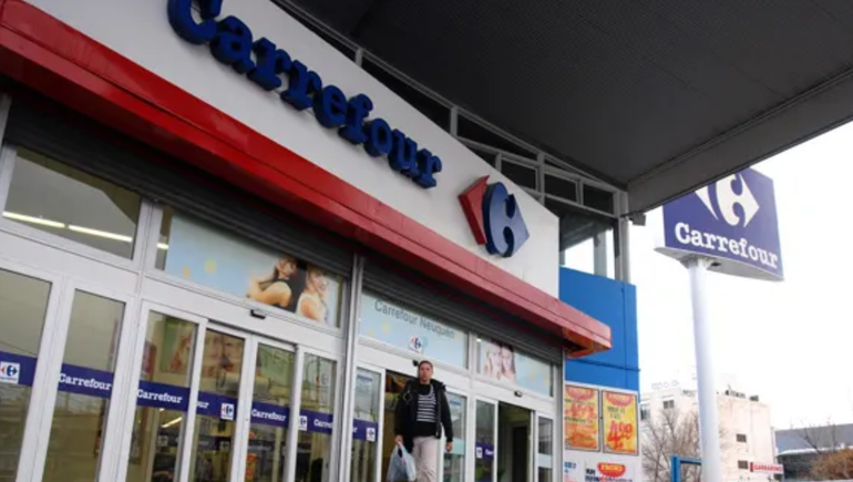 El violento robo ocurrió en la sucursal centro de Carrefour en Neuquén