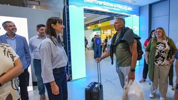 La ministra Leticia Esteves y los primeros pasajeros. La ministra Leticia Esteves y los primeros pasajeros.