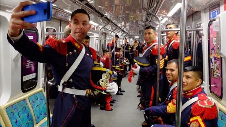 Granaderos de San Martín cambian caballos por subte