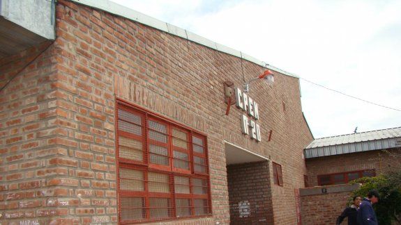El CPEM 20, donde la bala rompió una ventana y pegó en el marco de un aula.