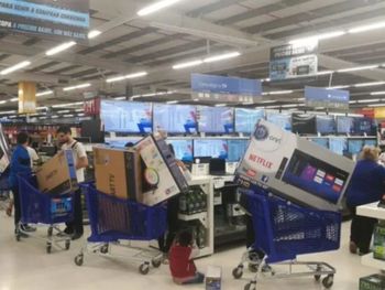 La comparación entre Argentina y Chile en productos de tecnología reavivó la duda sobre si conviene o no viajar al país trasandino para hacer compras. La comparación entre Argentina y Chile en productos de tecnología reavivó la duda sobre si conviene o no viajar al país trasandino para hacer compras.