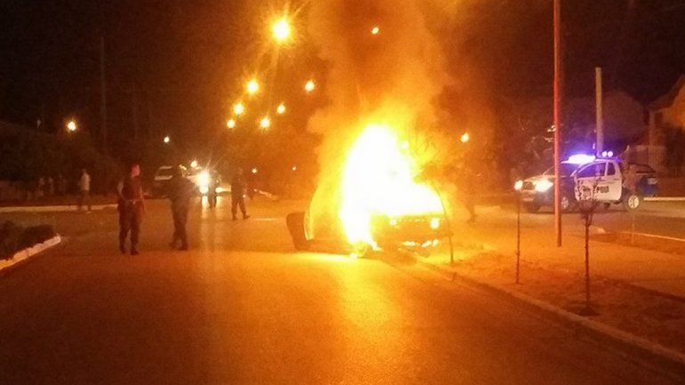 Un auto chocó, se incendió y sus ocupantes se fugaron