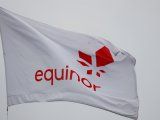 La bandera de Equinor ondea junto a la sede de la empresa en Stavanger, 5 de diciembre de 2019. REUTERS/Ints Kalnins