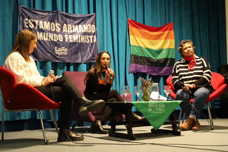 Thelma Fardín en el aula Magna de la UNCo.