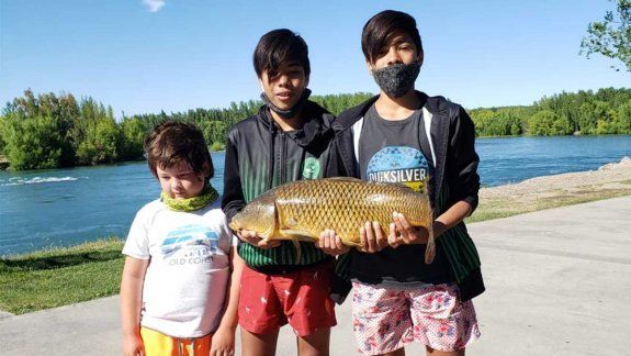 Gemelos pescaron una carpa de 6 kilos en el Limay