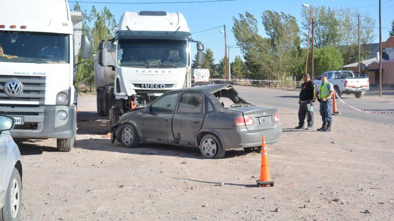 El Chevrolet Corsa terminó chocando de frente contra dos camiones estacionados.