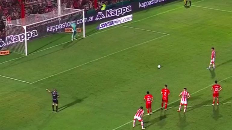 El vergonzoso intento de atajar un penal del arquero de Huracán