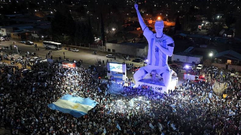 Los festejos en la estatua de Lio Messi más alta del mundo. | LM Neuquen Los festejos en la estatua de Lio Messi más alta del mundo.