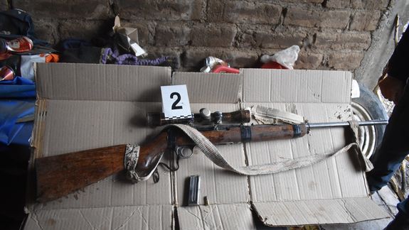 Tras seguir el rastro del WhatsApp allanaron la casa y secuestraron una carabina con mira telescópica, balas y cartuchos.
