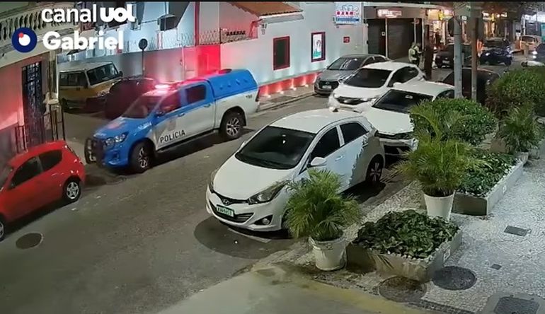 La policía actúa ante un robo en Copacabana, tras la intervención de los vecinos. La policía actúa ante un robo en Copacabana, tras la intervención de los vecinos.