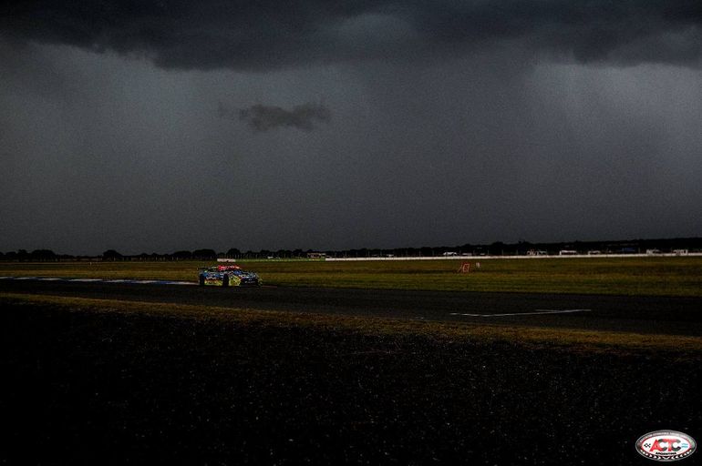 Un temporal obligó a demorar la clasificación del Turismo Carretera en Toay.