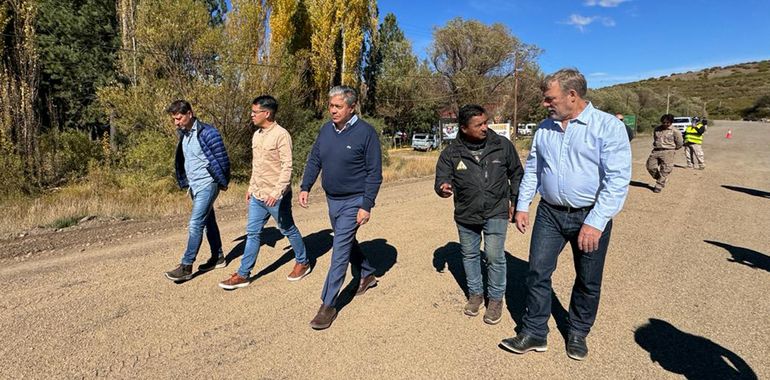 El gobernador Rolando Figueroa recorrió las obras de pavimentación de la ruta 23.&nbsp;