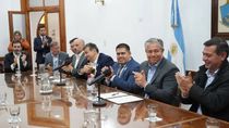 El gobernador Rolando Figueroa rubricó el convenio con funcionarios del Gobierno y empresarios de Vaca Muerta.