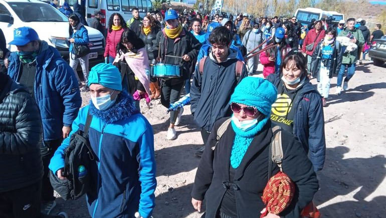 Crónica de una larga caravana religiosa a la cumbre del MPN  