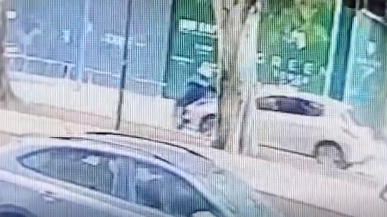 Un trabajador de una obra céntrica fue atropellado: todo quedó grabado | LM Neuquen Un trabajador de una obra céntrica fue atropellado: todo quedó grabado