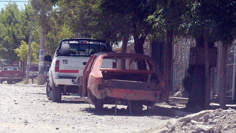 Los autos abandonados están en toda la ciudad y persisten con el tiempo.