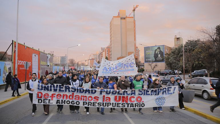 En 9 imágenes: Así fue la marcha de antorchas en defensa de la universidad pública