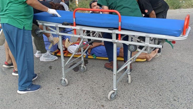 El Profe de Atlético Neuquén en el piso tras la piña.